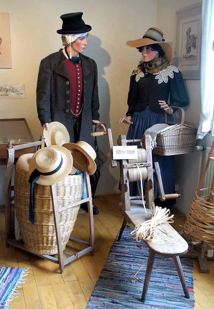 Huthändler um 1850 Modelschreiner Erich Kimpfler bearbeitet den Rohling