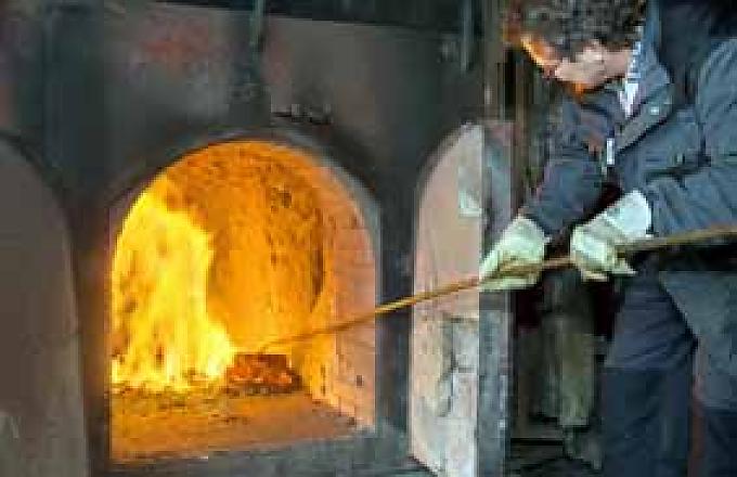 Kohleofen zum Beheizen der Siedepfannen. In den Siedepfannen wird die Sole auf 60 -80 Grad erhitzt.