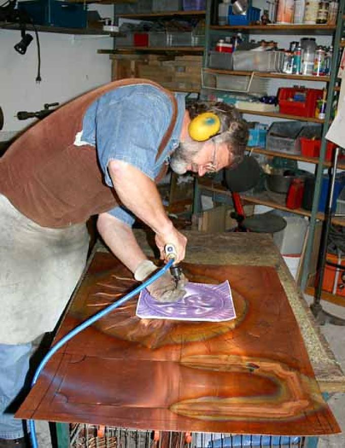 Treibarbeit am Kupferblech mit Punzen und Pressluft Werkzeug