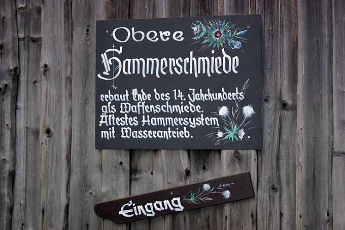 Eingang zur Hammerschmiede Zur weiteren Bearbeitung kommt das Eisen in die Feueresse