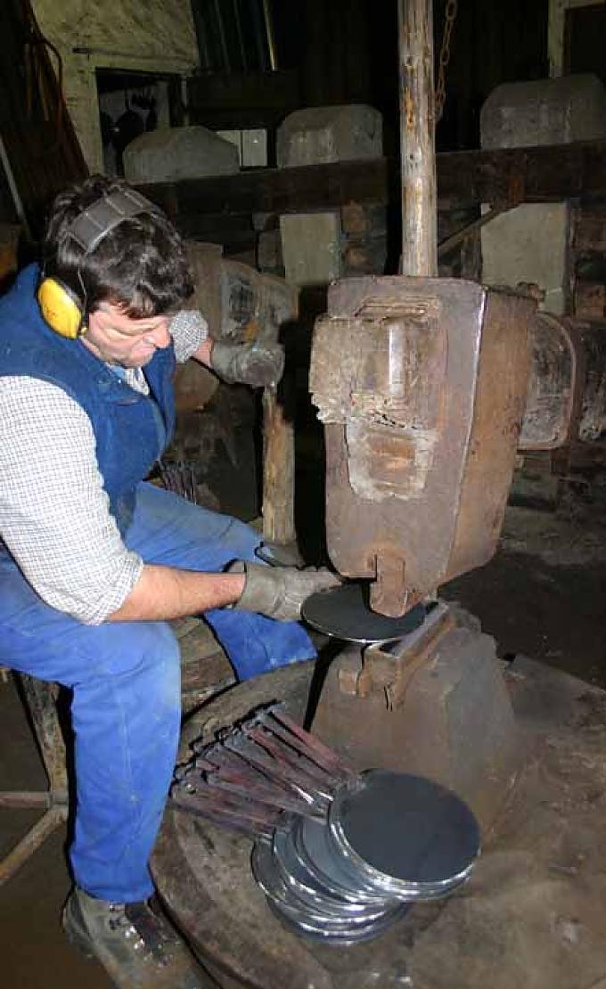 Albert Scholl bearbeitet mit dem Schwanzhammer die Pfannenrohlinge Albert Scholl bearbeitet mit dem Schwanzhammer die Pfannenrohlinge
