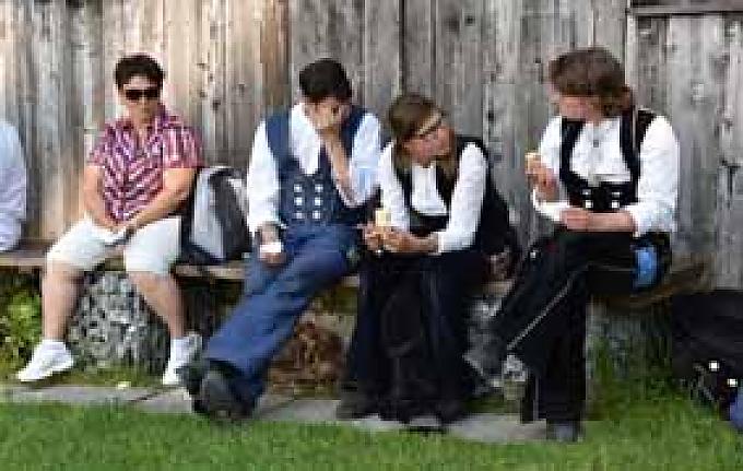 Während sich Touristen, Handwerker und Einheimische auf der Bank vor Wörndls Holzhütte am Seeufer Fischbuletten oder geräucherte Fischfilets schmecken lassen, bearbeitet Wörndl im winzigen Nebenraum den Fang des Tages. Während sich Touristen, Handwerker und Einheimische auf der Bank vor Wörndls Holzhütte am Seeufer Fischbuletten oder geräucherte Fischfilets schmecken lassen, bearbeitet Wörndl im winzigen Nebenraum den Fang des Tages.