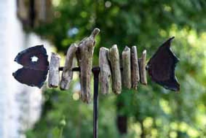 Deko-Fisch im Garten des Fischerhauses. Während sich Touristen, Handwerker und Einheimische auf der Bank vor Wörndls Holzhütte am Seeufer Fischbuletten oder geräucherte Fischfilets schmecken lassen, bearbeitet Wörndl im winzigen Nebenraum den Fang des Tages.