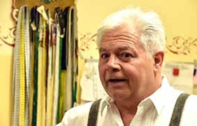 Karl Horrer in seiner kleinen Werkstatt. Die Muster werden mit durchstochenem Papier und Kreidepulver auf das Leder übertragen.