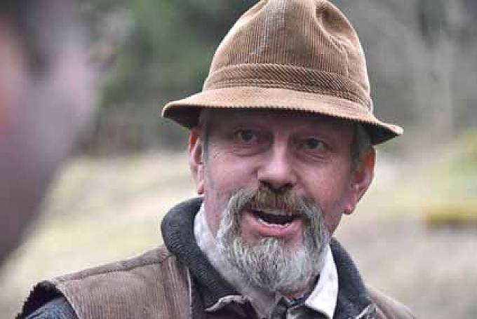 Georg Lamparth, der ehemalige Landwirt hat sich in seiner Freizeit die Arbeit eines Sägers selbst beigebracht. Georg Lamparth, der ehemalige Landwirt hat sich in seiner Freizeit die Arbeit eines Sägers selbst beigebracht.