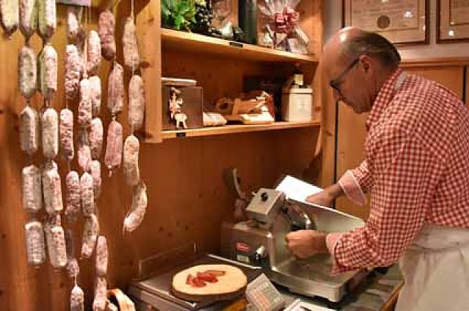 Jörg Brügger im Verkaufsraum. Jörg Brügger im Verkaufsraum.