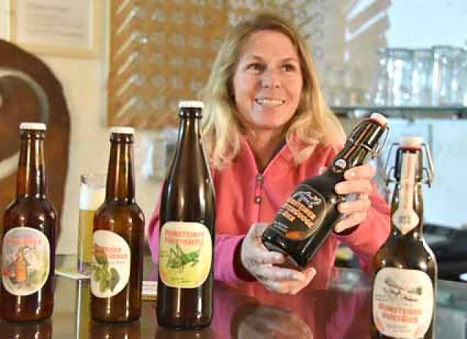 Claudia Hintermeister erklärt Besuchern den Geschmack der unterschiedlichen Sorten. Claudia Hintermeister erklärt Besuchern den Geschmack der unterschiedlichen Sorten.