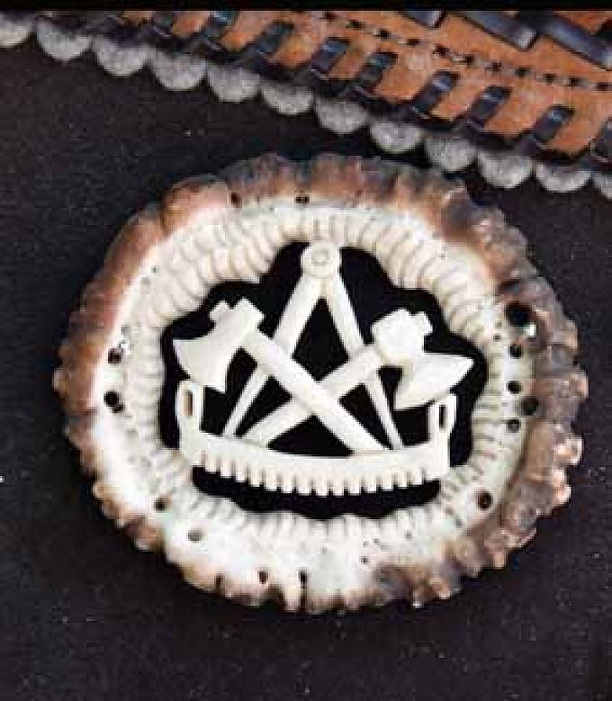 Brosche mit Werkzeug. Markus Wimmer beim Herstellen eines Edelweißes.