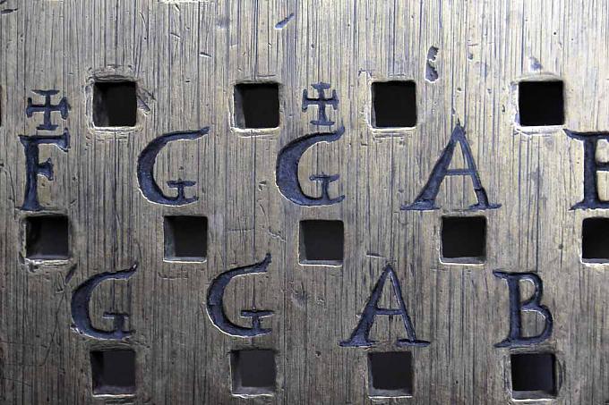 Große Walze mit ihren 7.964 Loechern fuer Stifte Besucher betrachten das historische Uhrwerk