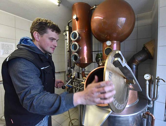 Brennmeister Johannes Halter ist in sechster Generation tätig - und sieht seine Arbeit sogar als Berufung. Brennmeister Johannes Halter ist in sechster Generation tätig - und sieht seine Arbeit sogar als Berufung.