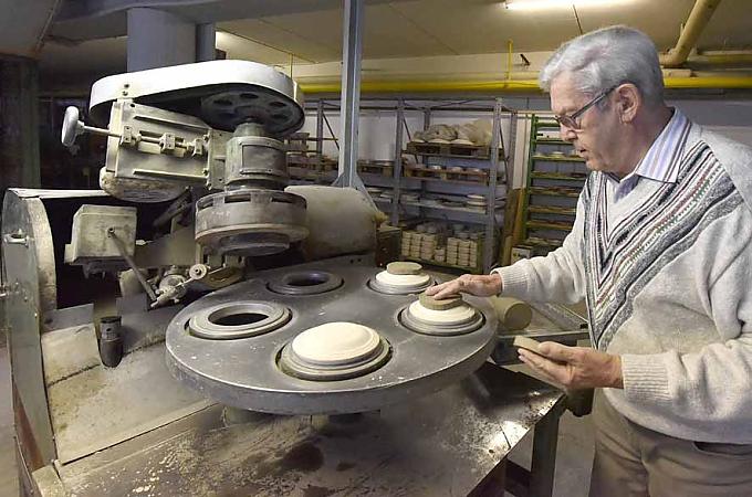 Automat für die Herstellung von Tellern. Hahn und Henne