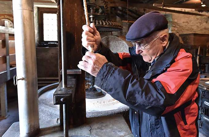Erich Schwär, ehrenamtlicher Führer durch die historische Obere Mühle im Schwarzwaldort Simonswald. Ölmühle im Simonswälder Tal.