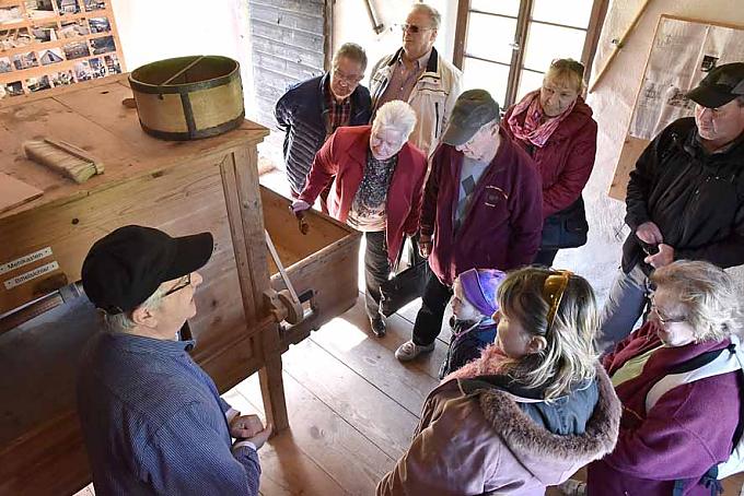 Besuchergruppe in der Getreidemühle Besuchergruppe in der Getreidemühle