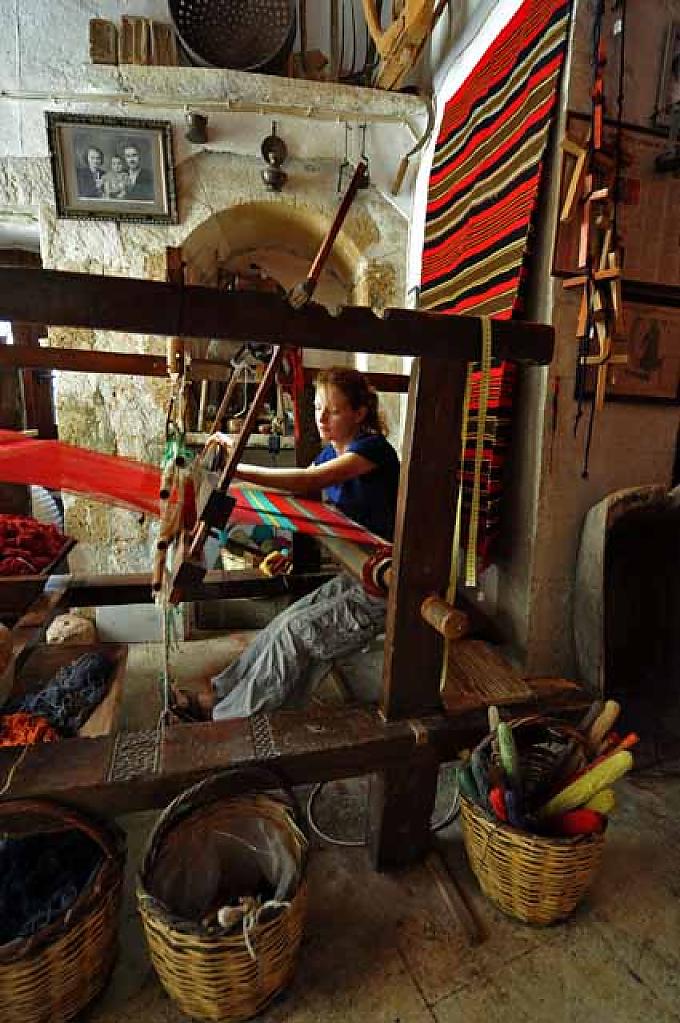 Anja Manousakis am Webstuhl Anja Manousakis am Webstuhl