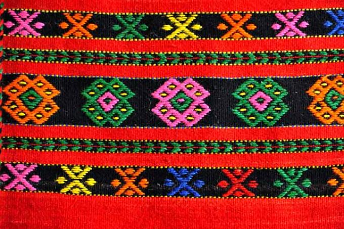 Traditionelles Muster Anja Manousakis zwischen ihren Teppichen