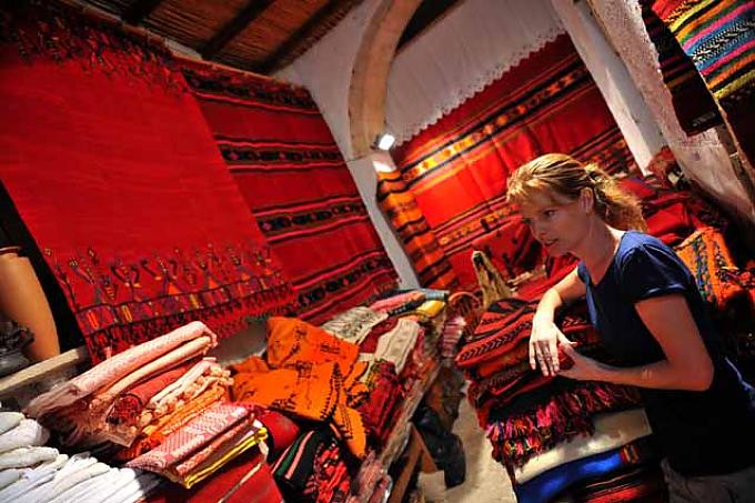 Anja Manousakis zwischen ihren Teppichen Anja Manousakis zwischen ihren Teppichen