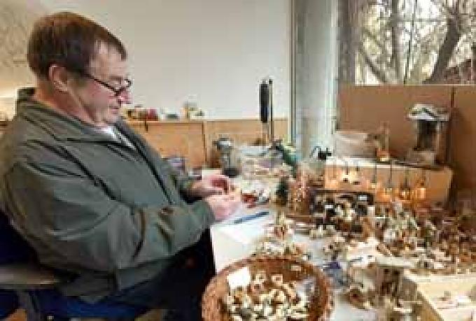 In einer Ecke sitzt Josef Winkler an einem kleinen Arbeitstisch In einer Ecke sitzt Josef Winkler an einem kleinen Arbeitstisch