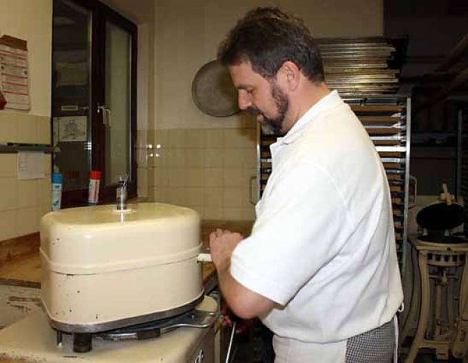 Bäckermeister Thomas Zimmer während der Arbeit an der Teigteil-und Wirkmaschine