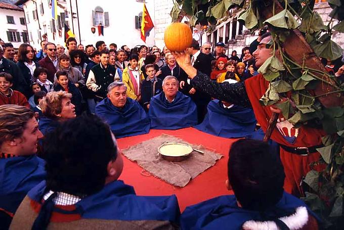 Der Höhepunkt des Festes besteht in der Wahl des neuen „KÜRBIS-KÖNIGS“. 