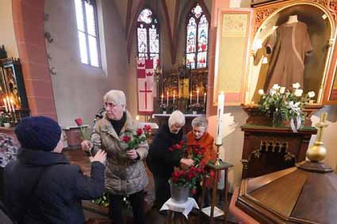 Hauptaltar in der Martinskirche in Oberwalluf. 