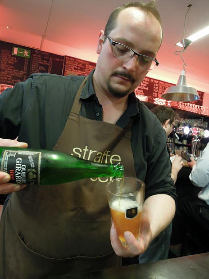 Während des Einschenkens wird beim Geuze das Glas gedreht