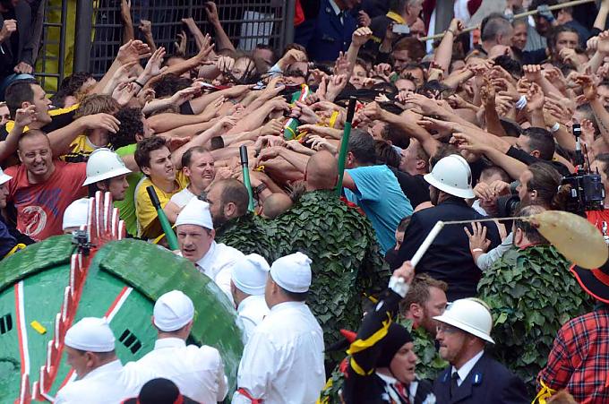 Wild schwenkt der Drache herum, immer wieder saust sein Schwanz auf das Publikum nieder