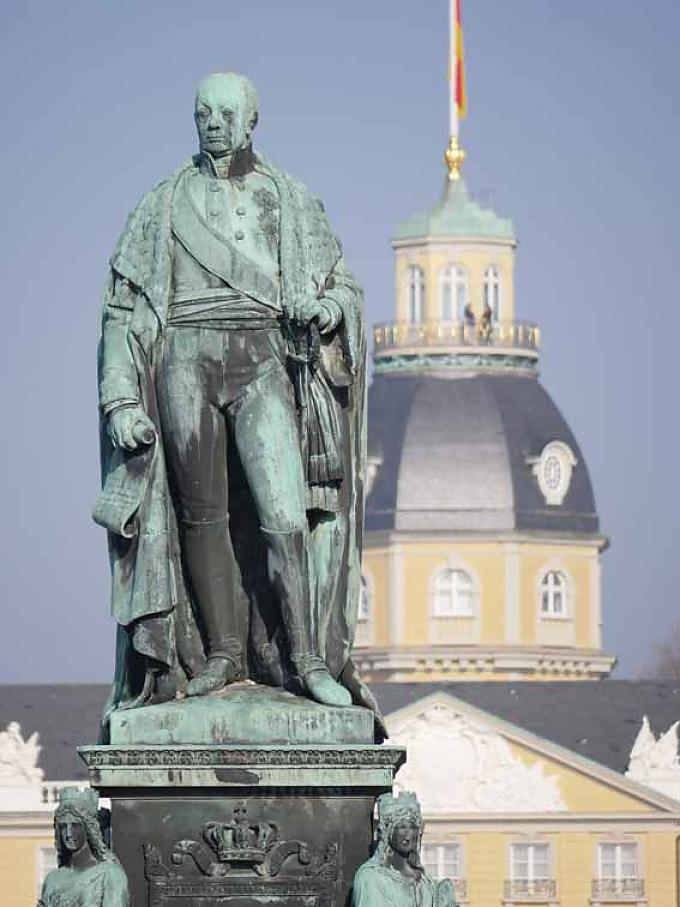 Schlossplatz mit Denkmal von Karl Friedrich.