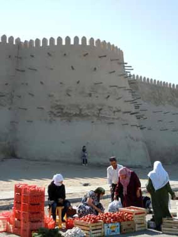Buchara. Älteres Paar vor dem Kalon Mineratt.