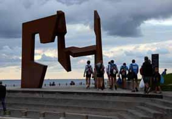 "Construcción vacía" - Skulptur von Jorge Oteiza am Paseo Nuevo, am Ende der Promenade