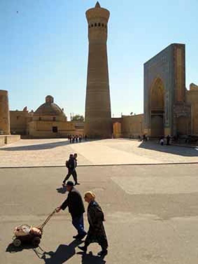 Buchara. Älteres Paar vor dem Kalon Mineratt.