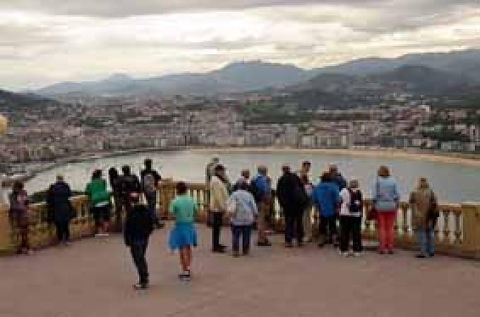Blick vom Hügel Igeldo auf Bucht und Stadt