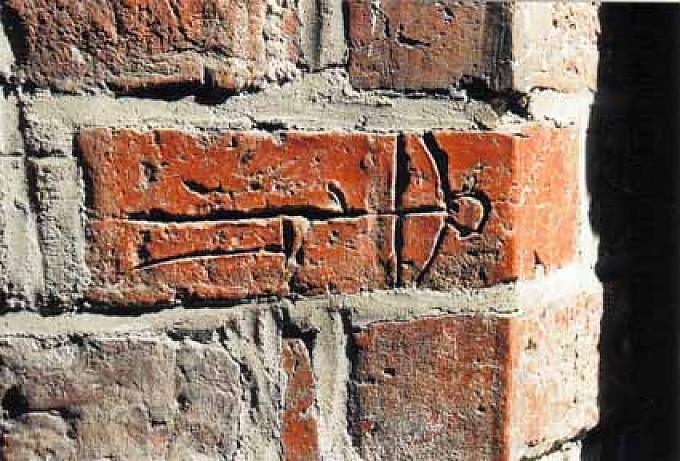 Das geheimnisvolle Zeichen am Rathaus von Grimmen gibt Rätsel auf