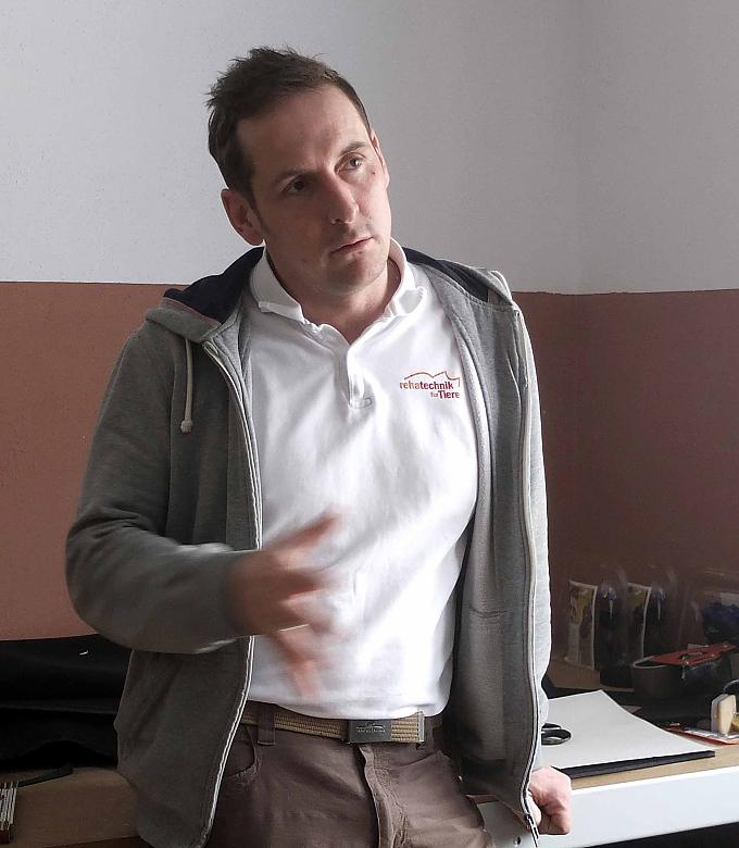  Markus van den Boom fertigt eine Zeichnung vom kranken Hinterlauf der Katze Filou an