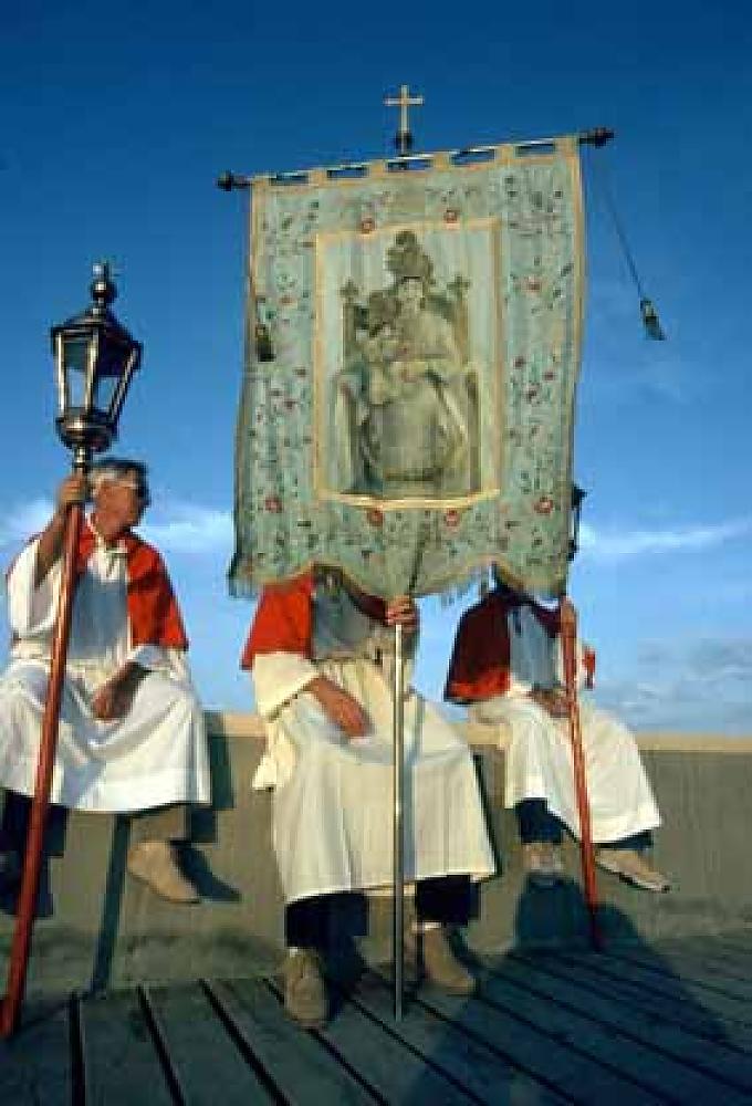 Zu Ehren der Muttergottes werden die Paddel gehoben 