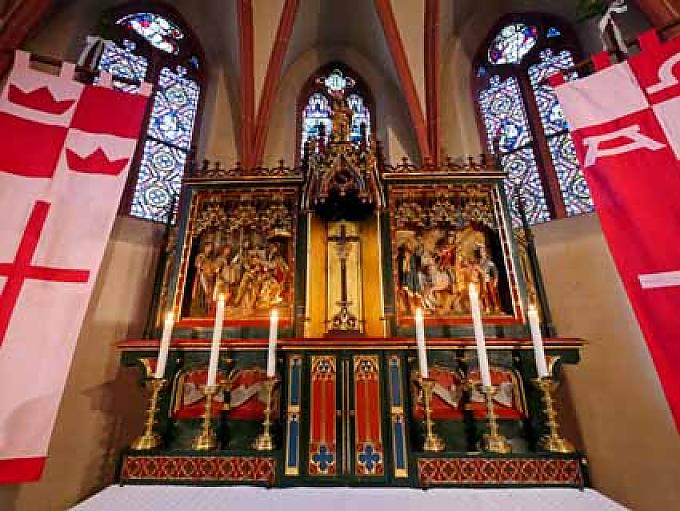 Hauptaltar in der Martinskirche in Oberwalluf. 