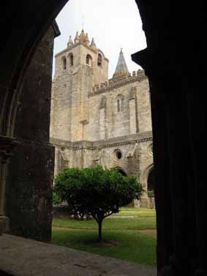 Evora.Kathedrale.Blick aus Kreuzgang