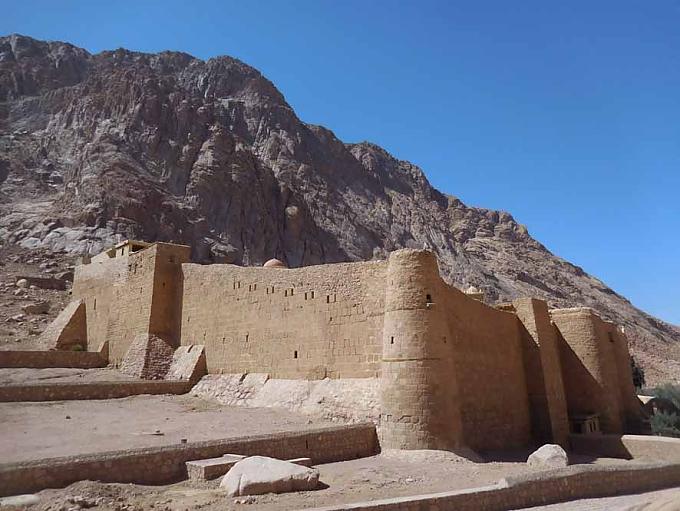 Klosterfestung und Arbeitgeber in der Wüste