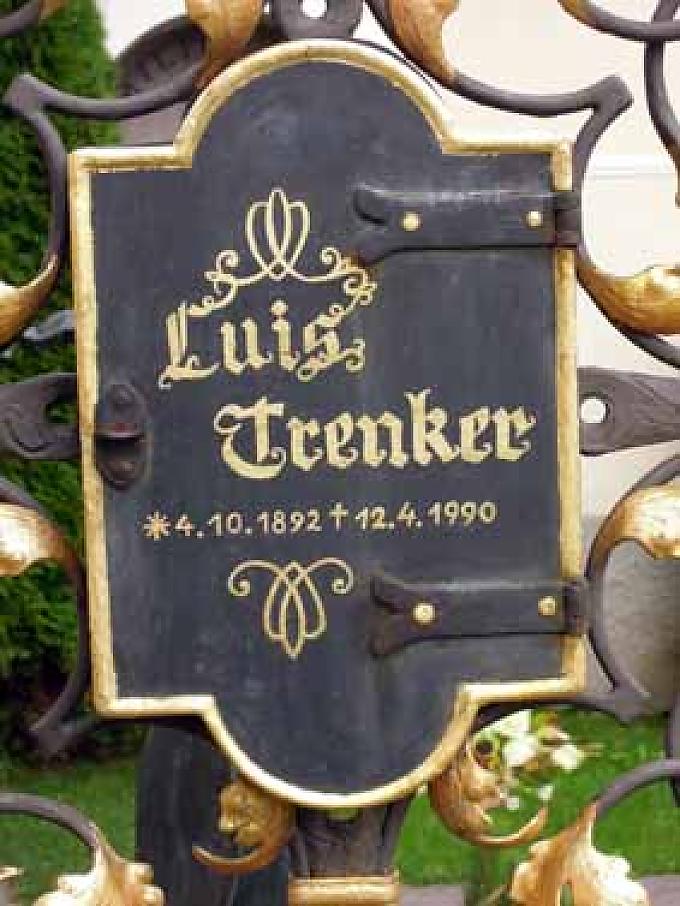 Trenker Büste auf dem Friedhof.