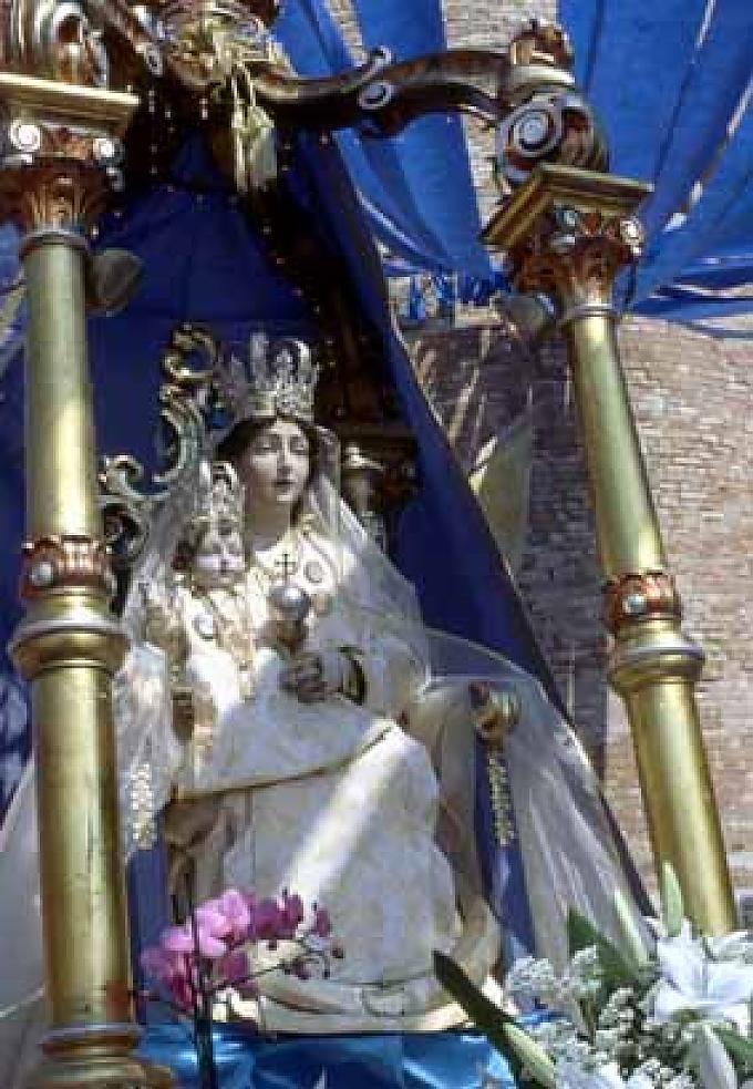 Zu Ehren der Muttergottes werden die Paddel gehoben 