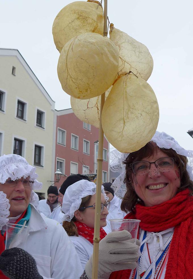 Die Frauen tragen weiße Hauben