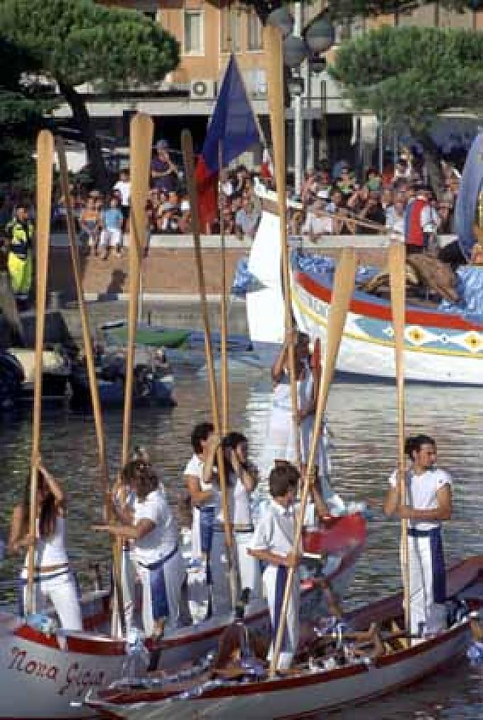 Zu Ehren der Muttergottes werden die Paddel gehoben 