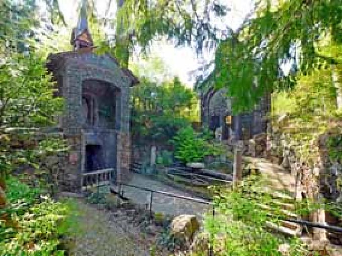 Erlösergarten mit Herz-Jesu Grotte (l.) und Erlöserkapelle.