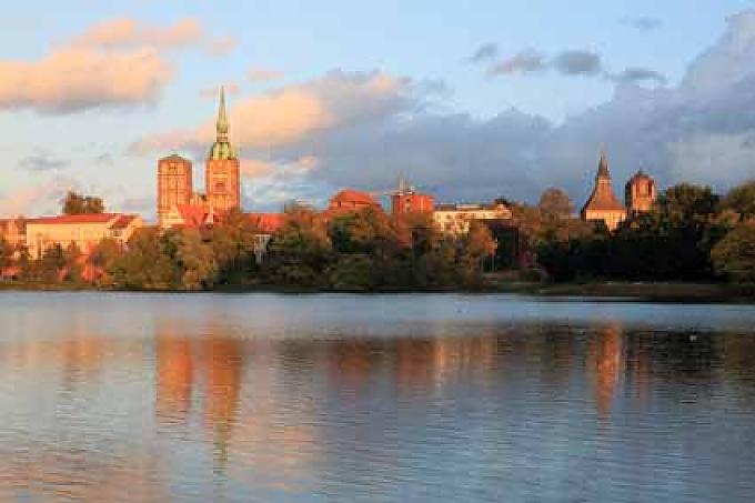 Blick vom Stralsunder Knieperteich auf die Altstadt 
