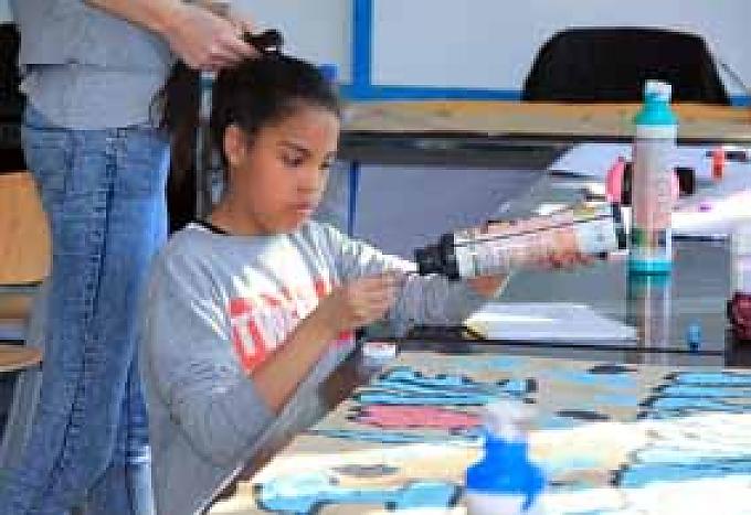 Rührende Szene: Während eine noch ackert, macht ihr die andere die Haare schön