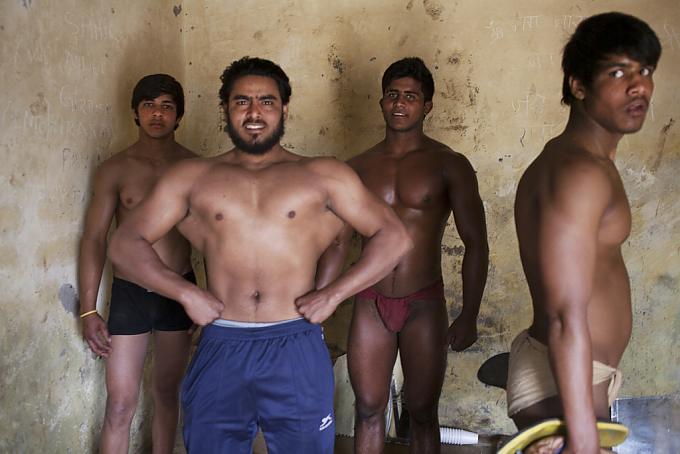 Auch heute stemmen die jungen Männer aus der Hirtenkaste der Gujjar noch immer Gewichte, üben sich im Seilspringen und Liegestütz. 