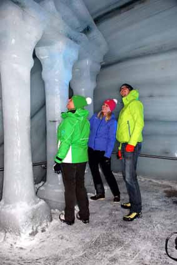 Besuch im Gletscher. Tief ins ewige Eis gehauen wartet der Eispalast mit leuchtenden Skulpturen und eiskalten Fakten zum Gletscherschwund auf. 