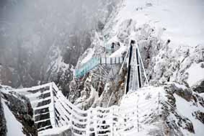 Besuch auf dem Dachsteingletscher. Wer ohne Ski kommt, wagt sich auf die Hängebrücke und die Treppe ins Nichts, die 500 Meter über schroffen Felsen schwebt. 