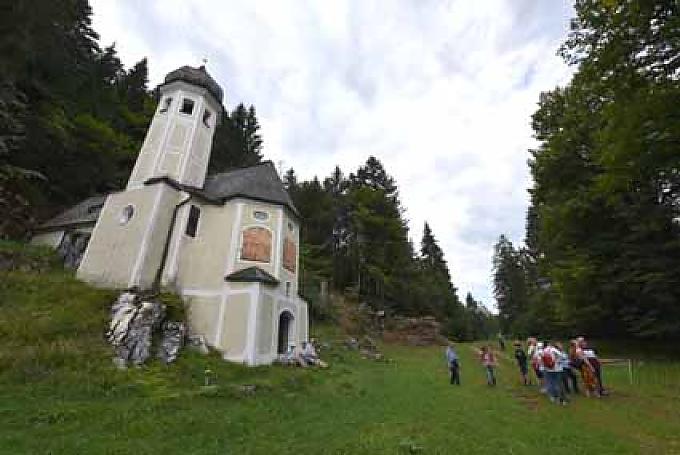 Wanderer an der Ölbergkapelle 