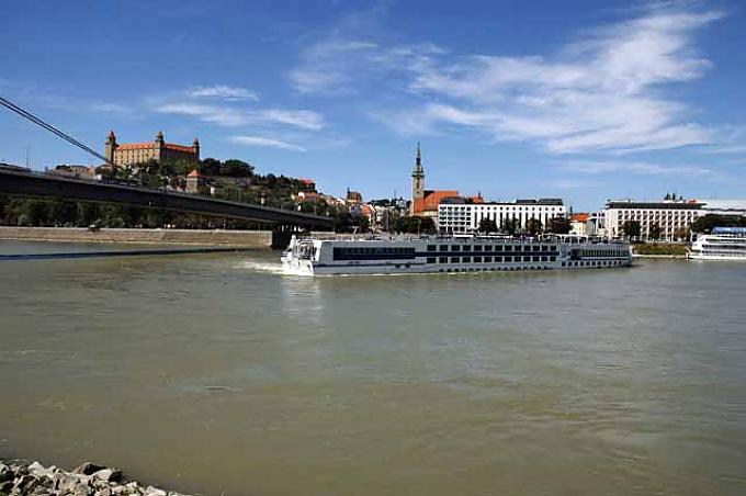 Donau und im Hintergrund die Burg von Bratislava 