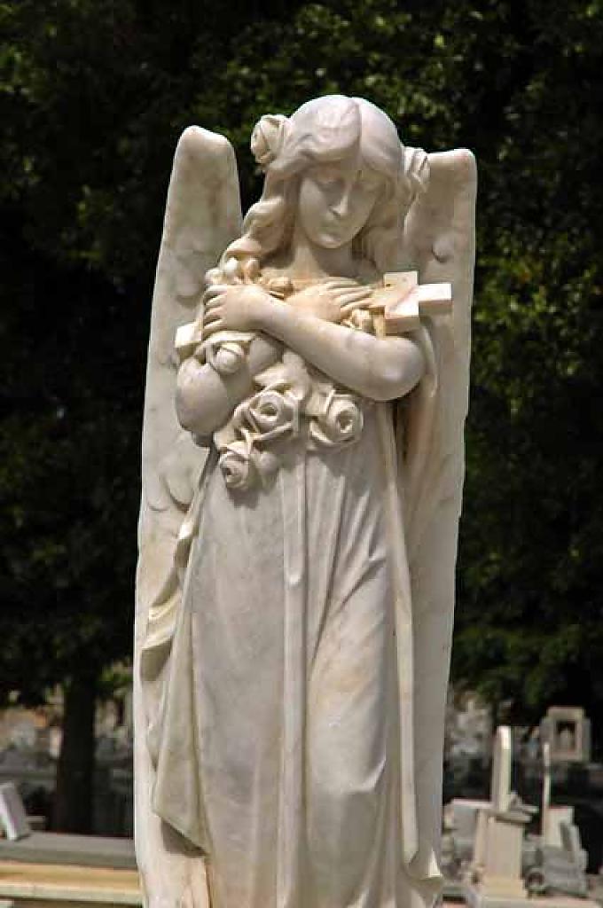 Engel an einem Grab auf dem Friedhof Cristobal Colon in Havanna 